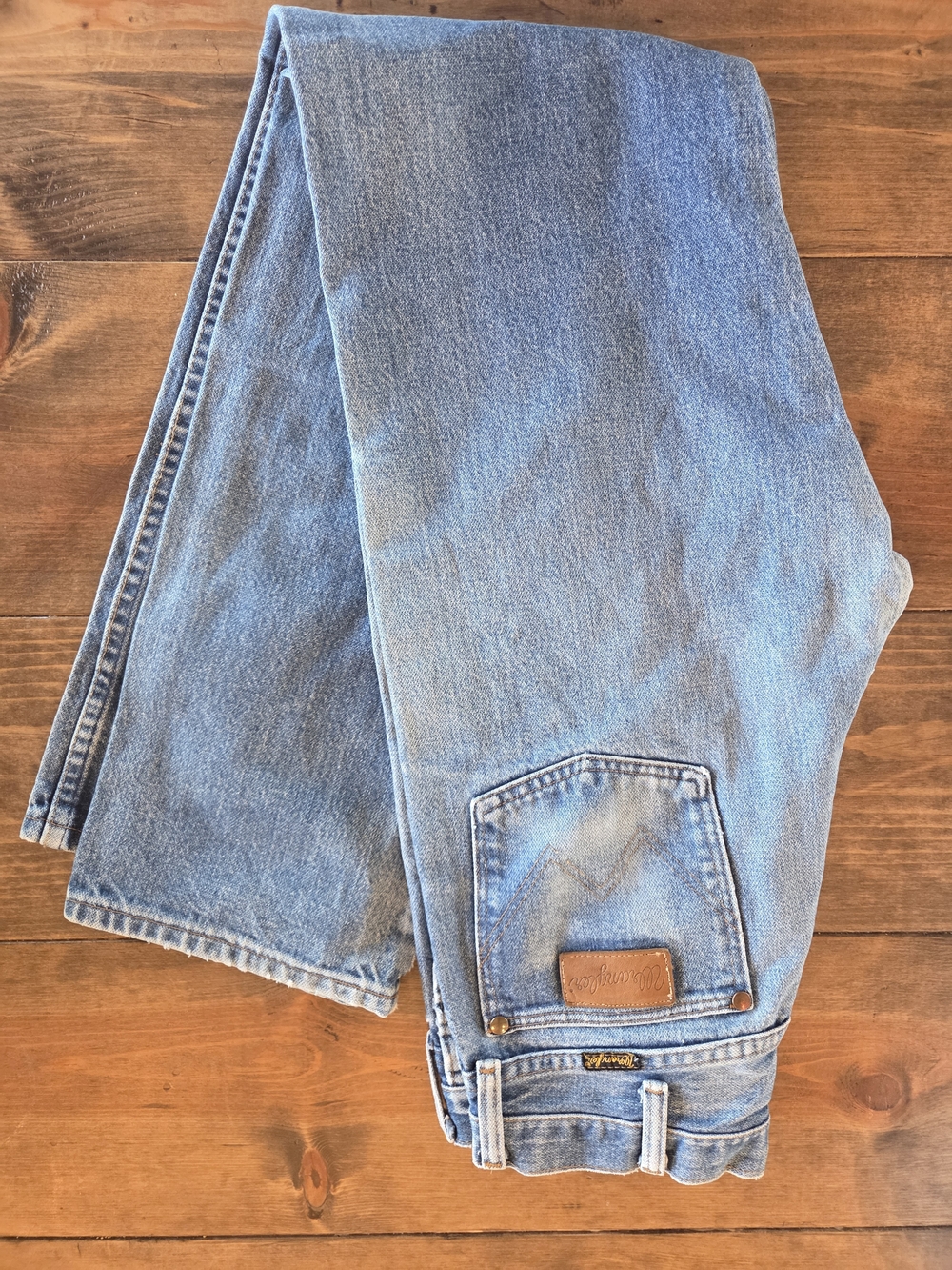 Wrangler Women's Light Blue Relaxed Jeans Distressed